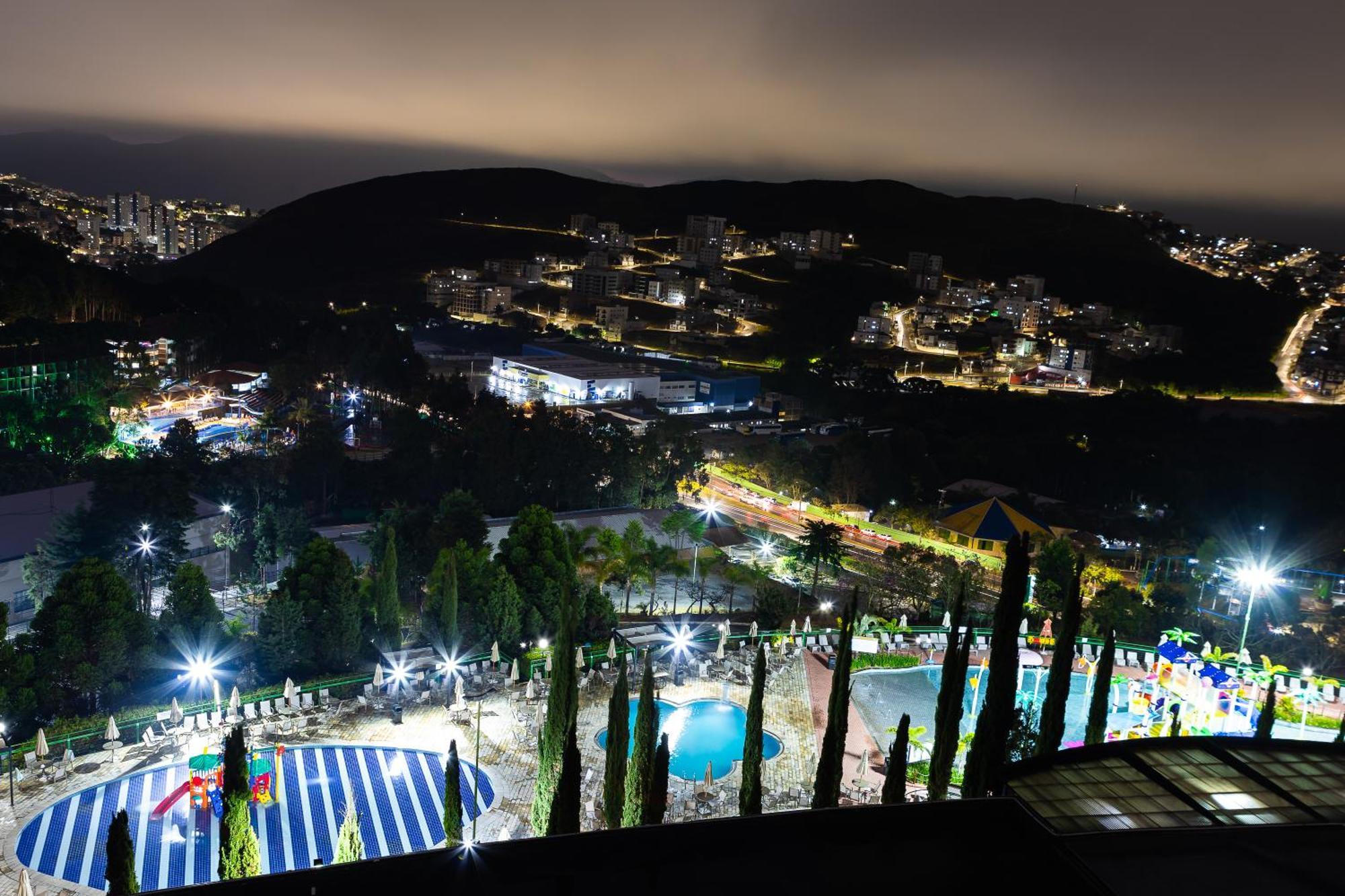 Hotel Golden Park All Inclusive Pocos De Caldas By Nacional Inn Exteriér fotografie View of the park at night