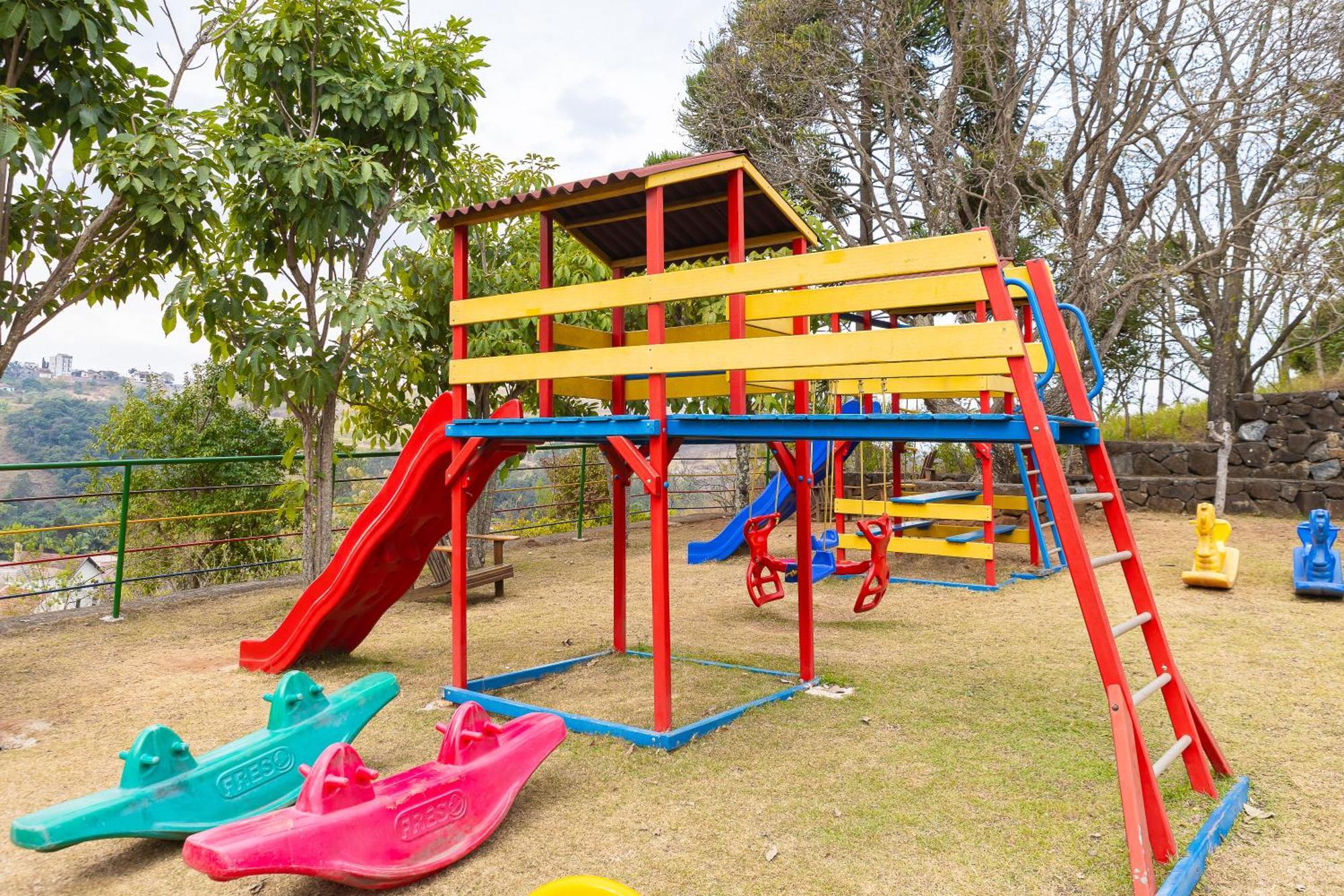 Hotel Golden Park All Inclusive Pocos De Caldas By Nacional Inn Exteriér fotografie Playground at the school