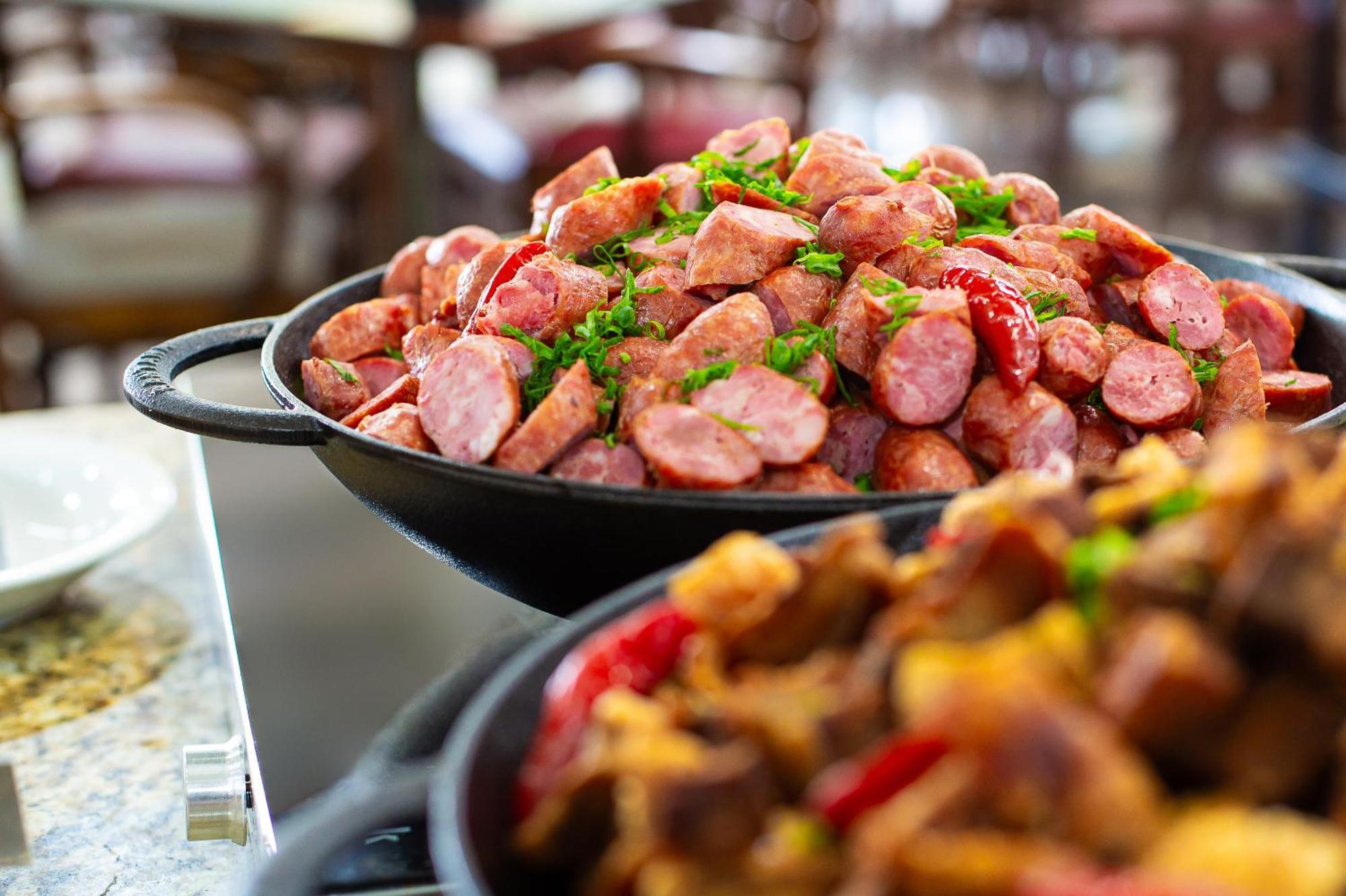 Hotel Golden Park All Inclusive Pocos De Caldas By Nacional Inn Exteriér fotografie Kielbasa prepared in a skillet