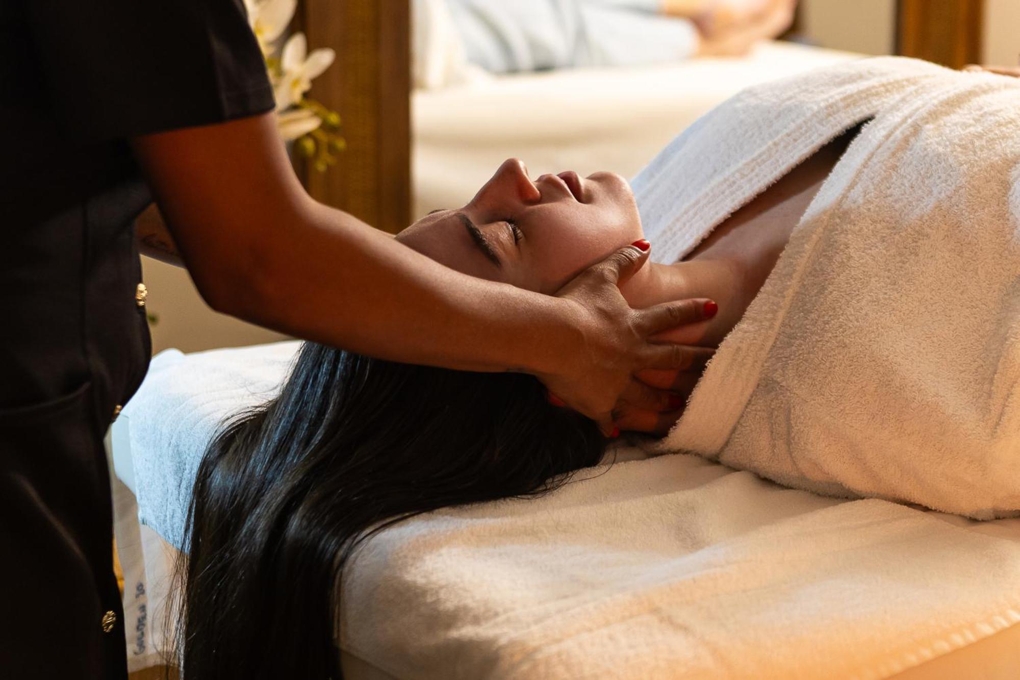 Hotel Golden Park All Inclusive Pocos De Caldas By Nacional Inn Exteriér fotografie A woman receiving a head massage