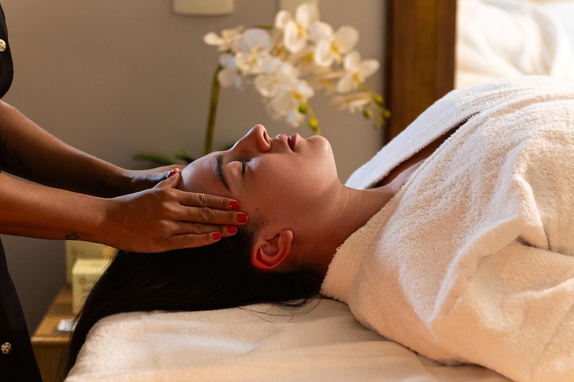Hotel Golden Park All Inclusive Pocos De Caldas By Nacional Inn Exteriér fotografie A woman receiving a facial massage